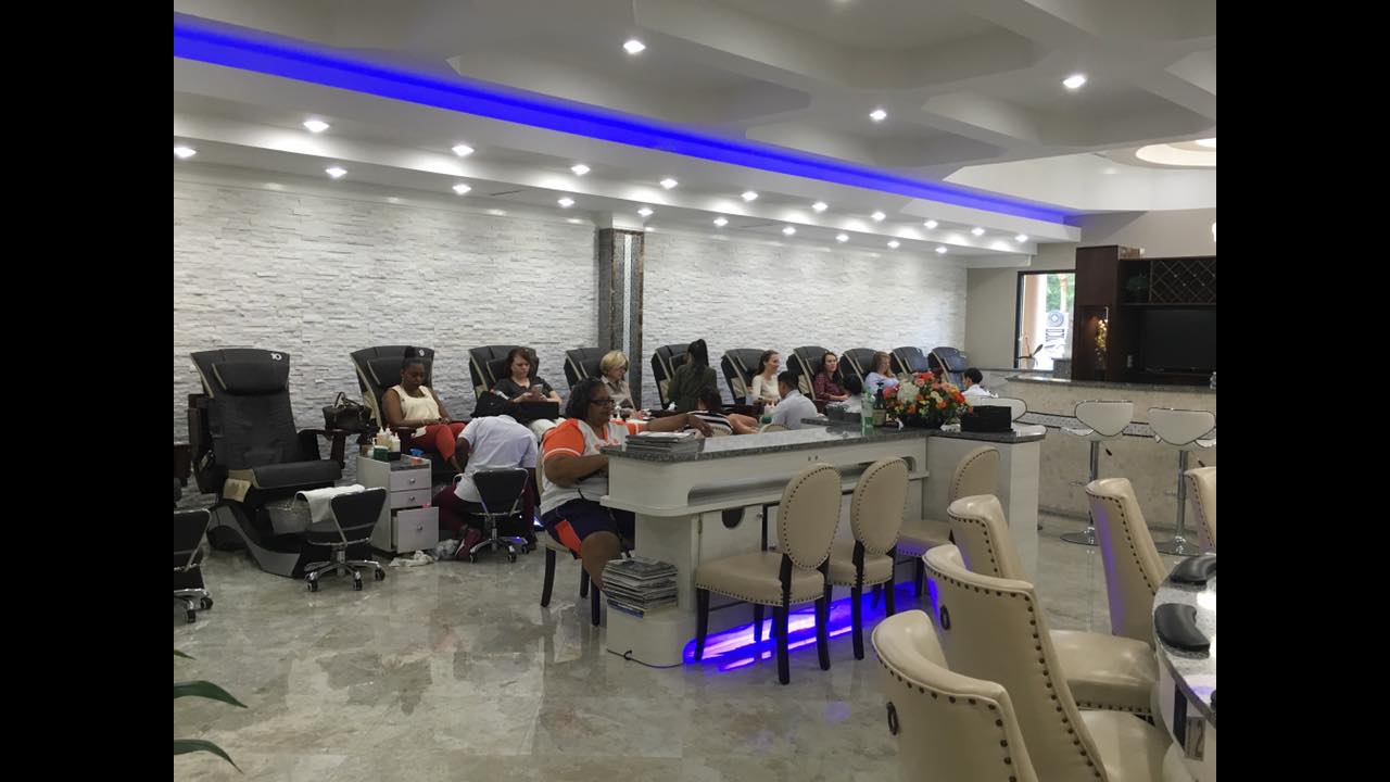 Devine Nail Spa logo